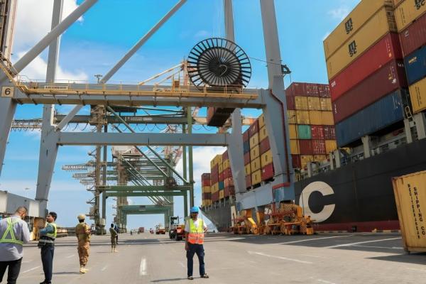الضربات تضعف موانئ الحديدة وعدن تتهيأ للريادة