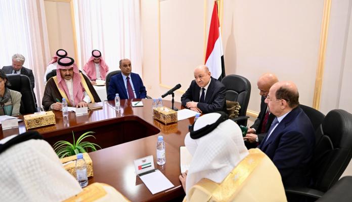 العليمي يلوّح بعقوبات اقتصادية على ملايين السكان في الجنوب خلال لقائه سفراء الرباعية