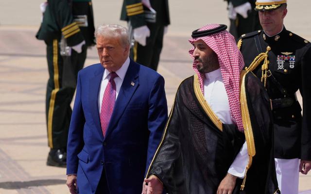 استراتيجية العصا والجزرة: السعودية تتجنب التصعيد مع الحوثيين وتعزز اتفاقياتها مع واشنطن