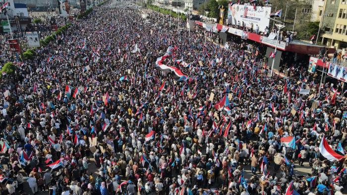 الجنوبيون يحتشدون في عدن لإحياء ذكرى تأسيس المجلس الانتقالي وتجديد التفويض للزبيدي 